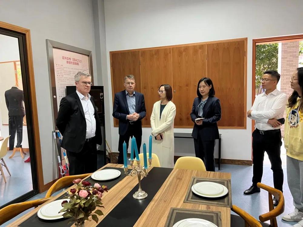 f80bae7c67d242b6845f4a03126c263e.jpg f80bae7c67d242b6845f4a03126c263e.jpg